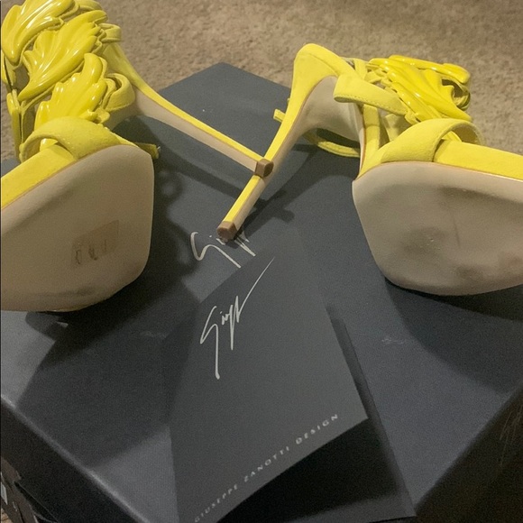 Canary yellow Giuseppe Cruels - Picture 2 of 4